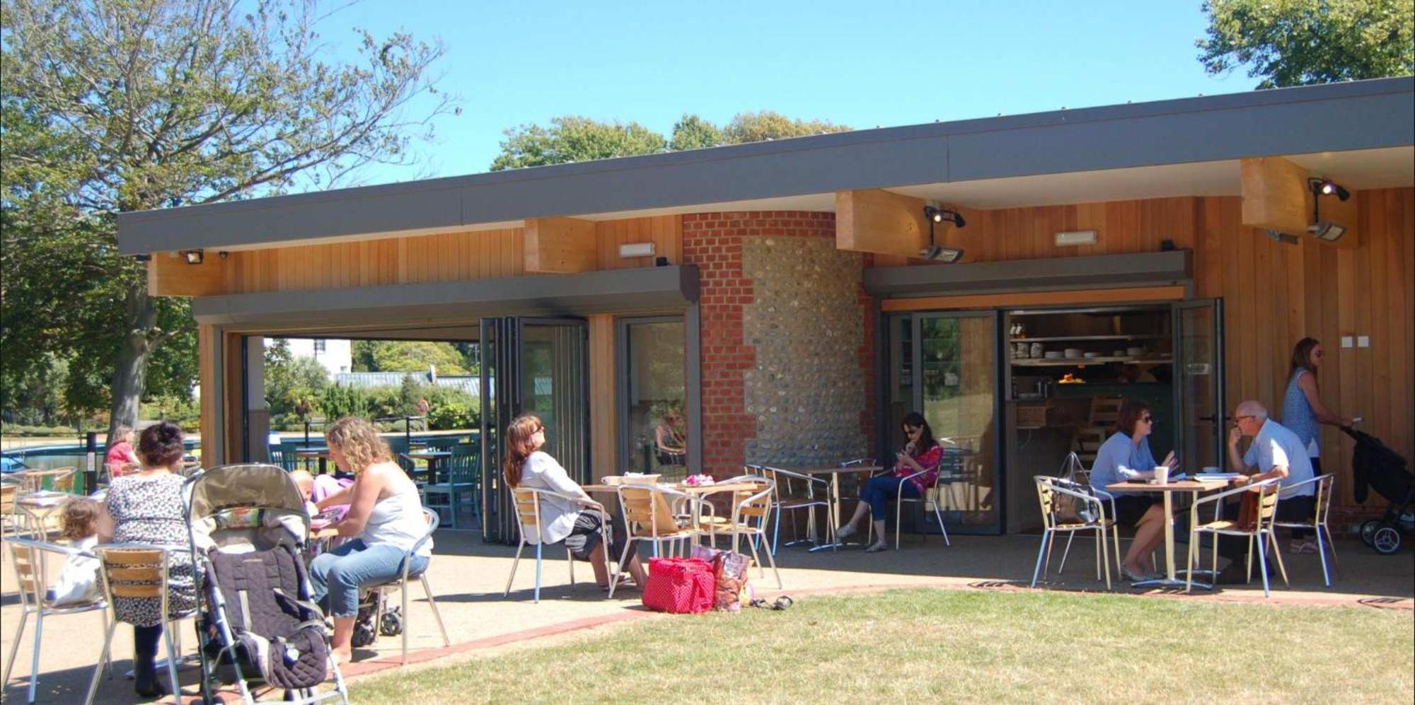 Absolute Beachfront With Decked Garden Oasis And Views Bognor Regis Eksteriør billede