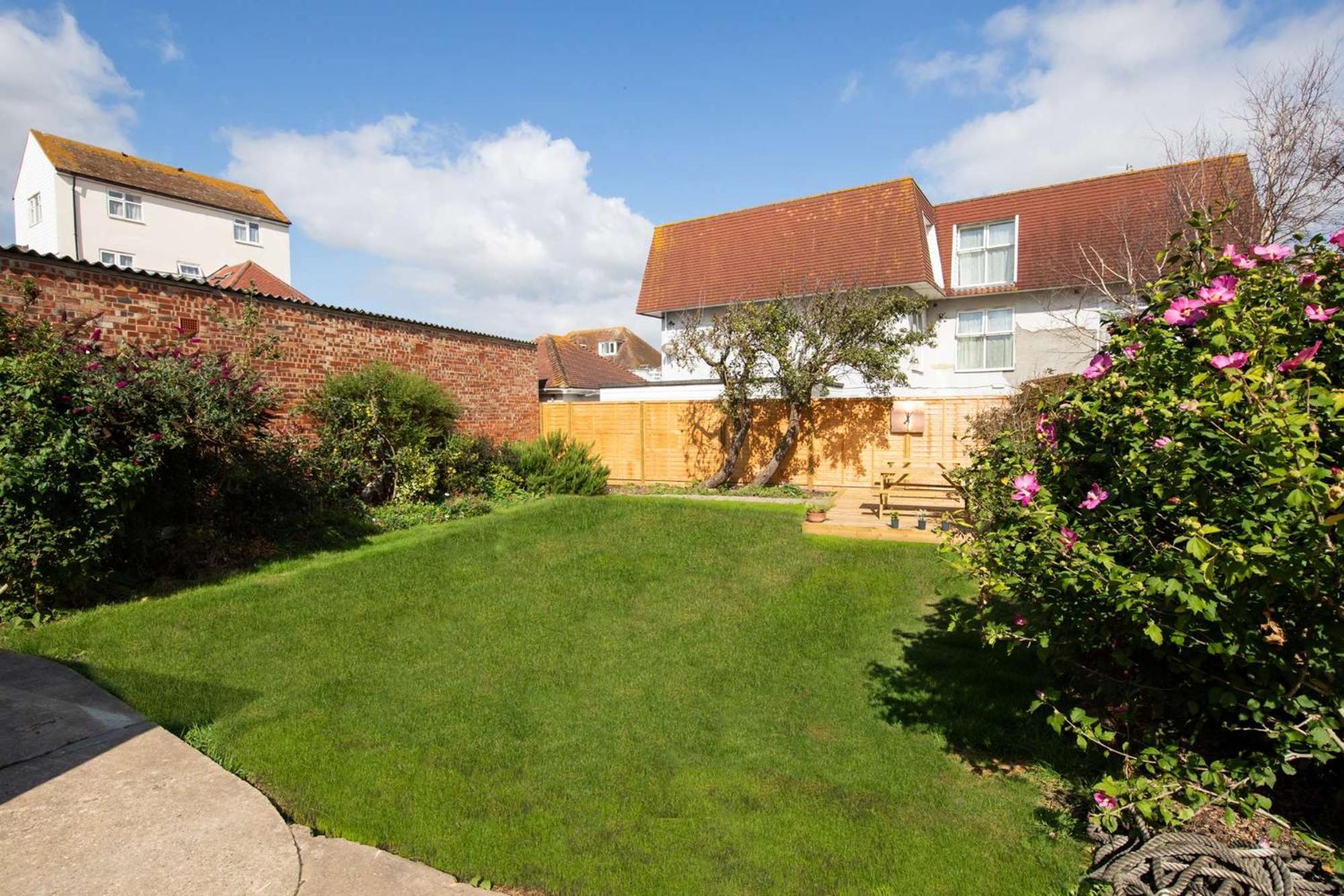 Absolute Beachfront With Decked Garden Oasis And Views Bognor Regis Eksteriør billede