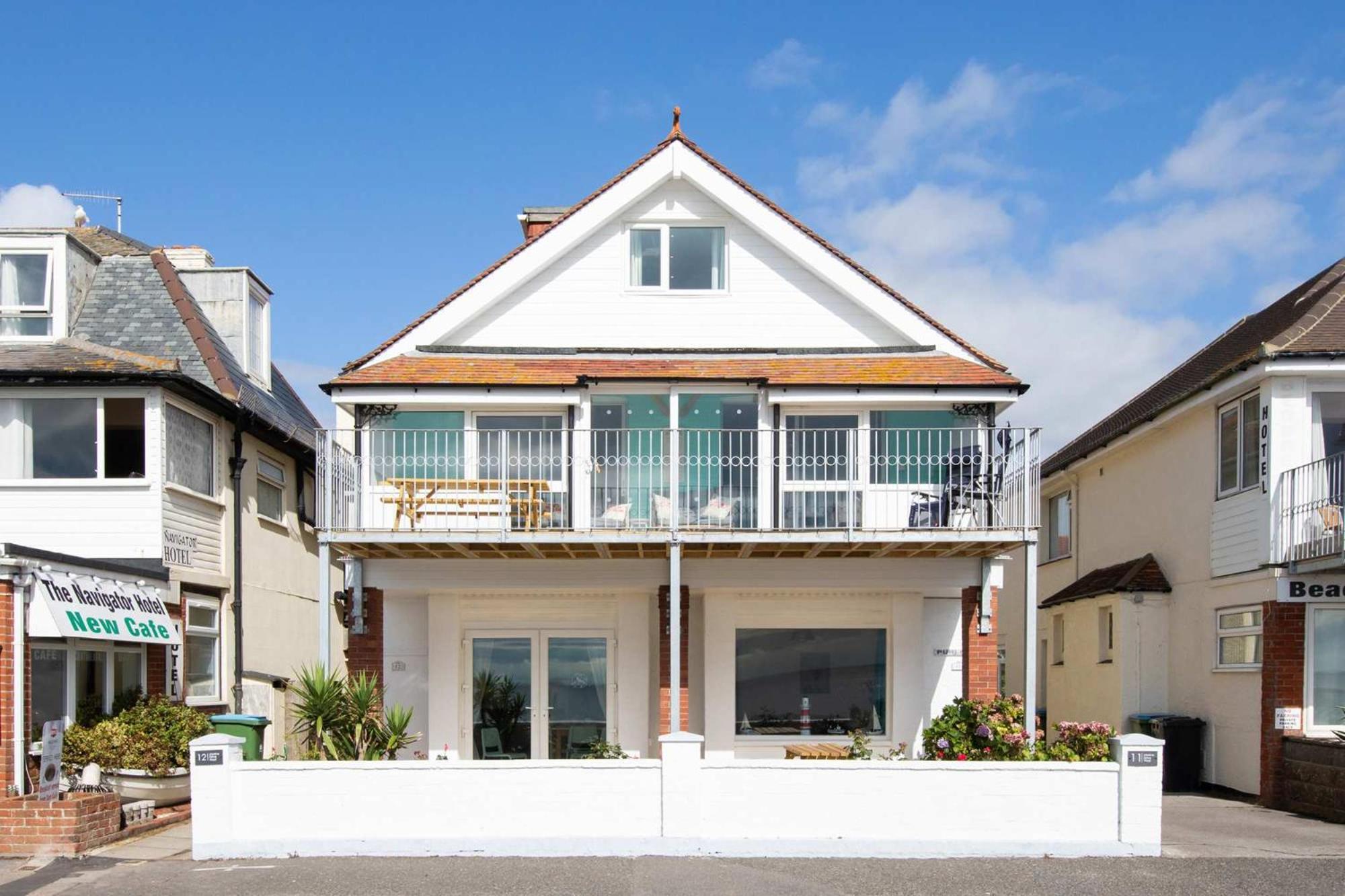 Absolute Beachfront With Decked Garden Oasis And Views Bognor Regis Eksteriør billede