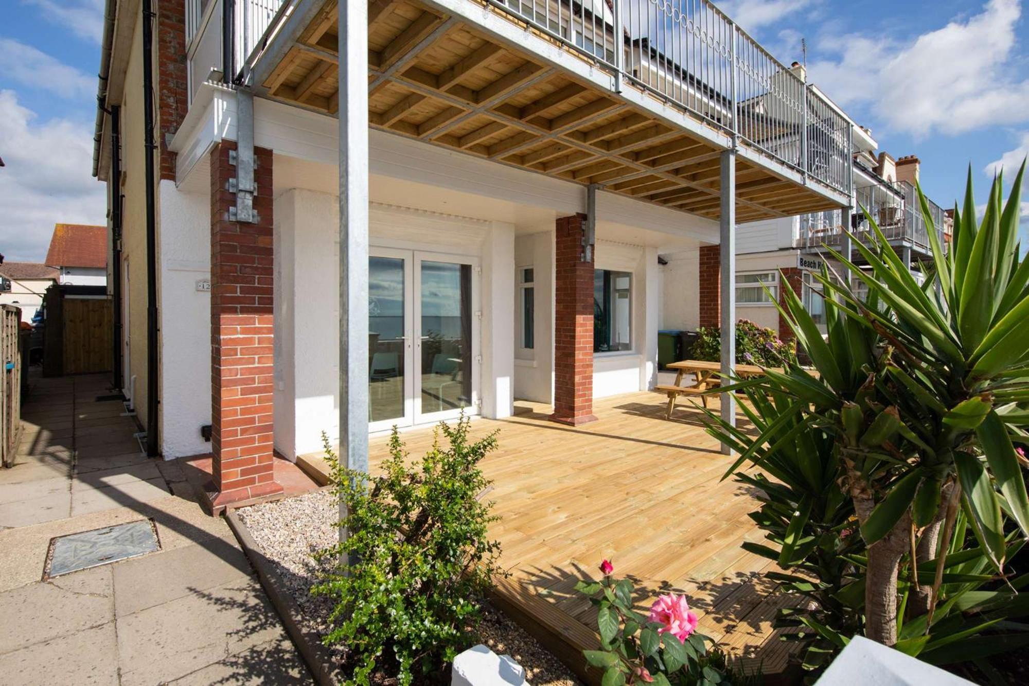 Absolute Beachfront With Decked Garden Oasis And Views Bognor Regis Eksteriør billede
