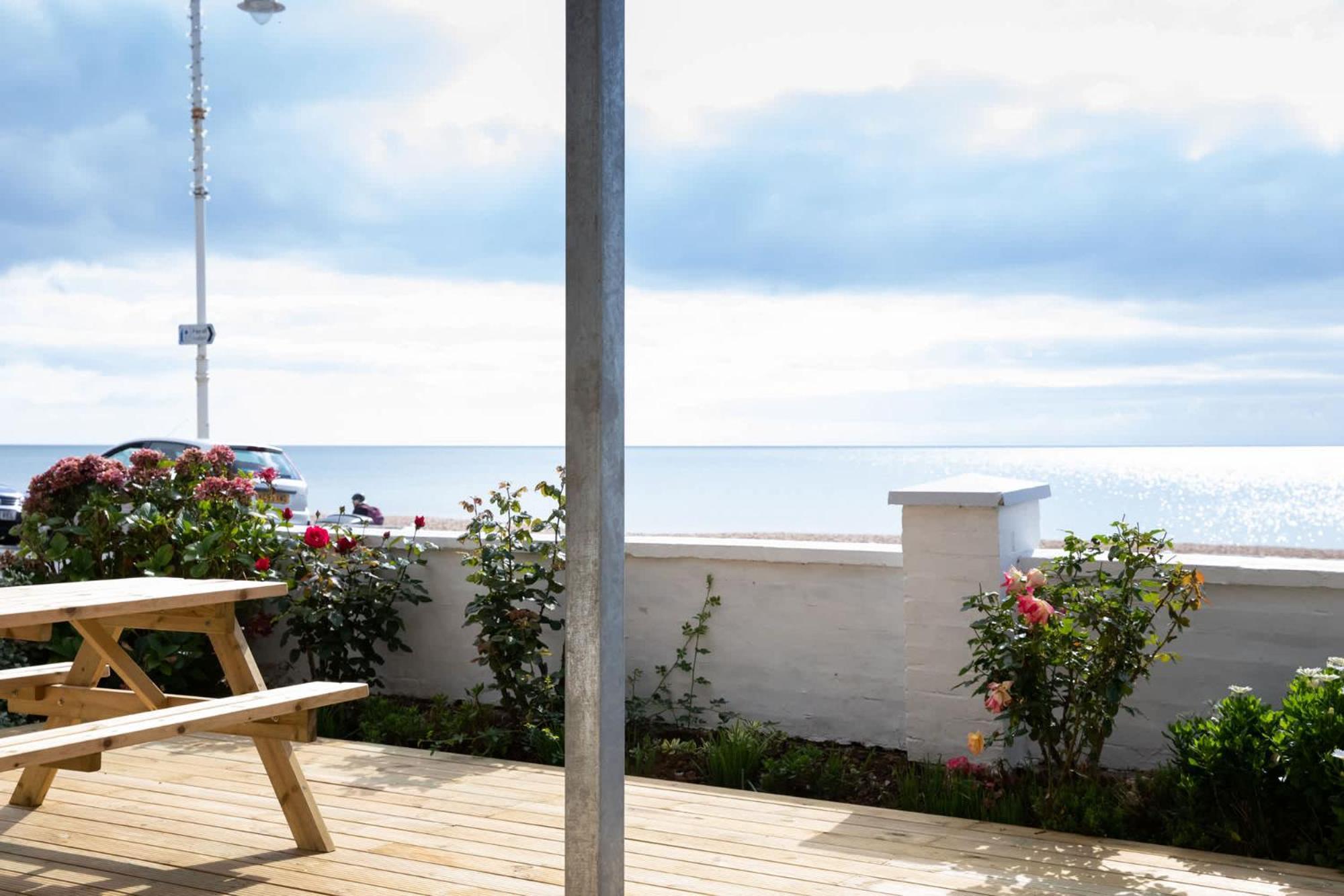 Absolute Beachfront With Decked Garden Oasis And Views Bognor Regis Eksteriør billede